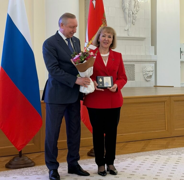 РОССИЙСКИЙ СОЮЗ ПРОИЗВОДИТЕЛЕЙ ОДЕЖДЫ ПОЗДРАВЛЯЕТ   МИРОНОВУ ВАЛЕНТИНУ   ИОСИФОВНУ РУКОВОДИТЕЛЯ ГРУППЫ КОМПАНИЙ «ЛЕДИ ШАРМ» С ПРИСВОЕНИЕМ ПОЧЕТНОГО ЗВАНИЯ «ЗАСЛУЖЕННЫЙ РАБОТНИК ПРОМЫШЛЕННОСТИ    САНКТ- ПЕТЕРБУРГА».